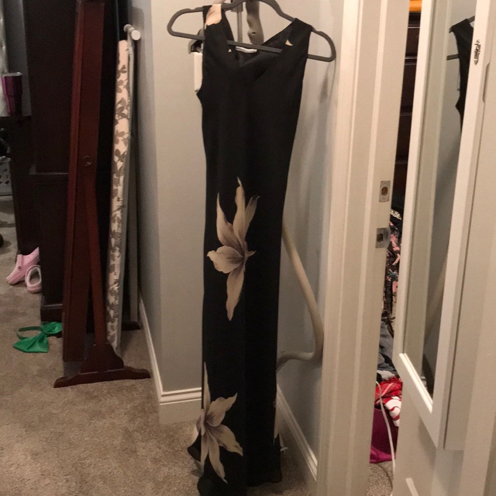 Dressy Black sleeveless dress w tan flowers